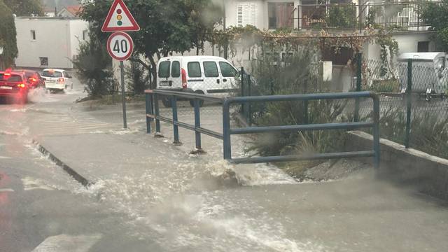 Nevrijeme zahvatilo Dalmaciju: 'Bujice su izbacivale šahtove, a u jednu sam upao automobilom'