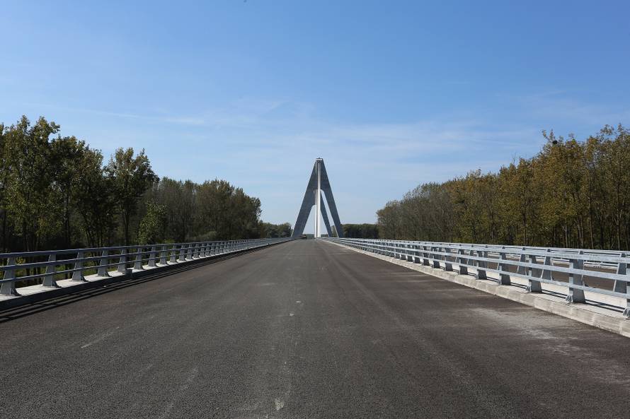 Petrijevci: Nedovršeni most na rijeci Dravi