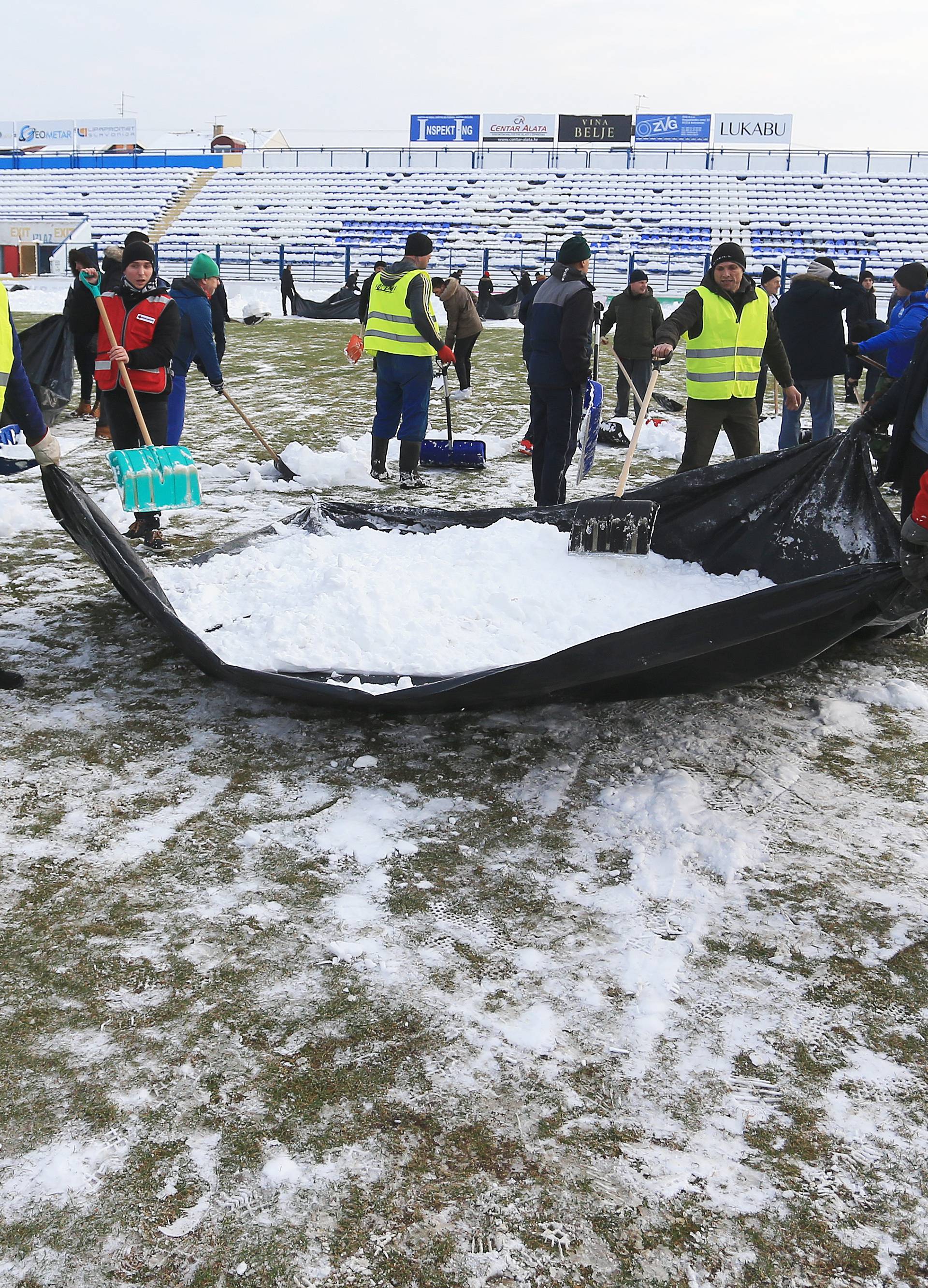 Osijek: NacijaÄi Osijeka od ranog jutra Äistili snijeg na Gradskom vrtu