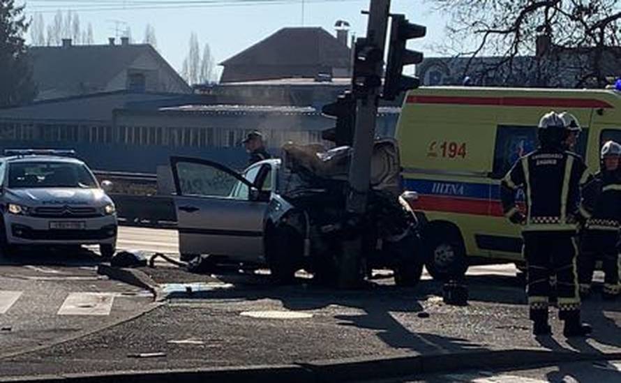 Užas na Aleji Bologne: Auto je smrskan, zabio se u semafor...