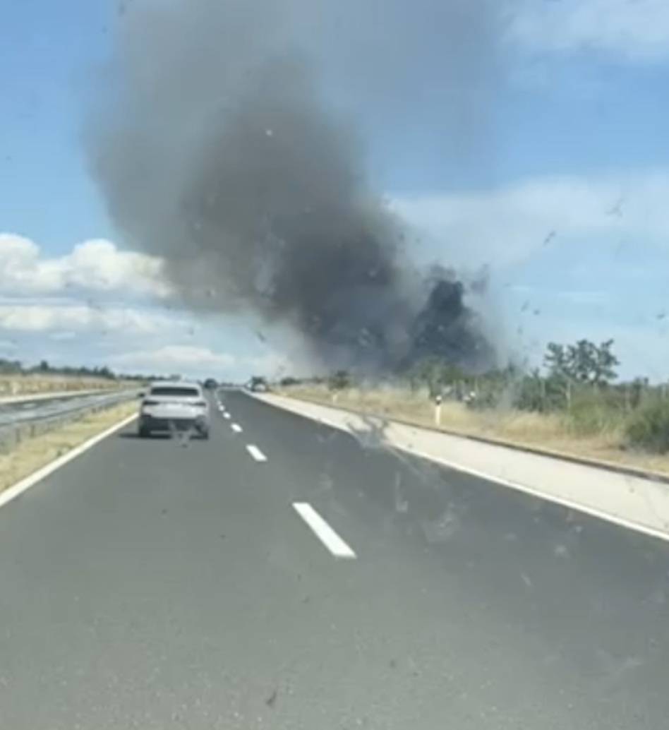 VIDEO Sletio s ceste u maslinik kod Nadina. Auto se zapalio: 'Izgorjelo je pola maslinika...'