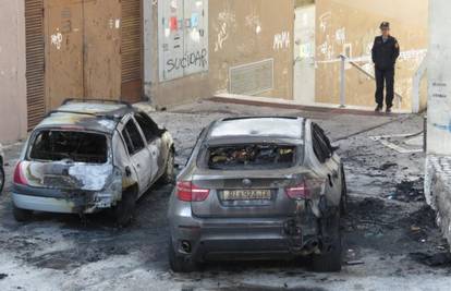 Split: Na parkiralištu planuo BMW, požar je bio podmetnut?