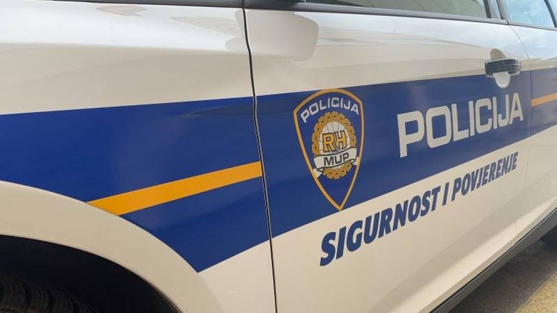 DRAMA U FRKLJEVCIMA Zapalio namještaj benzinom pa ometao vatrogasce. Napao je i policajca