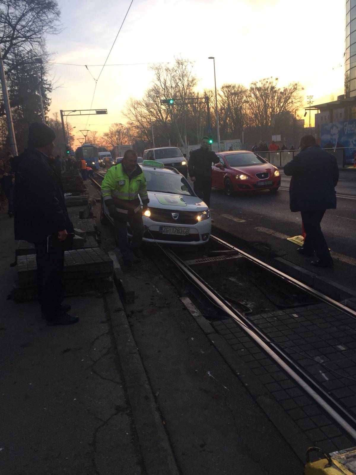 Zastoj tramvaja, taxi upao u tračnice