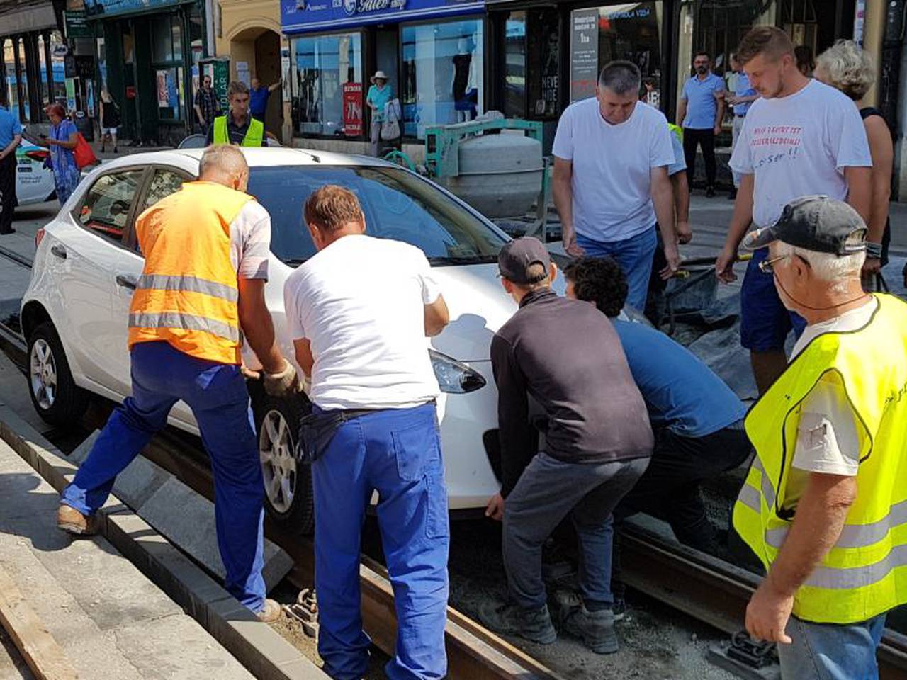 I ona upala autom u tračnice: 'Gledajte prometne znakove!'