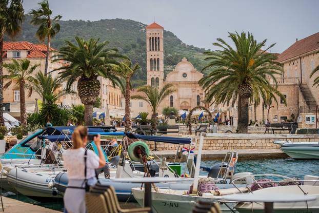 Brojni turisti u obilasku Hvara, sezona je već počela