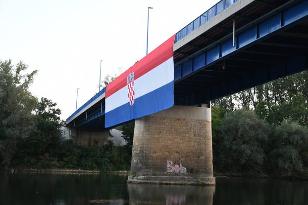 Petrinja: Postavljena velika zastava RH povodom 31.obljetnice VRO Oluje na mostu preko rijeke Kupe