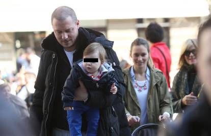 Petar Ćiritović sa suprugom i sinom prošetao centrom grada