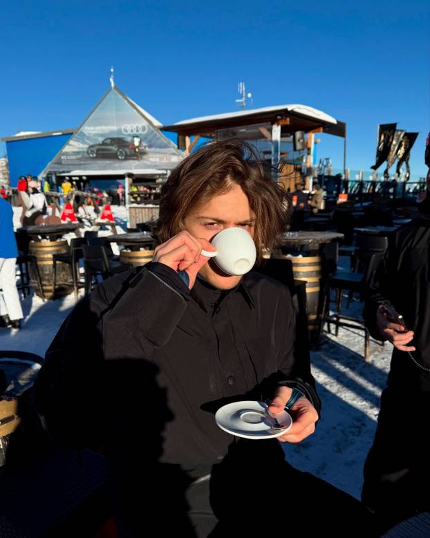 FOTO 'Alpski modni mačak' voli nositi bunde, suknje i lakirati nokte. Sad dominira skijanjem