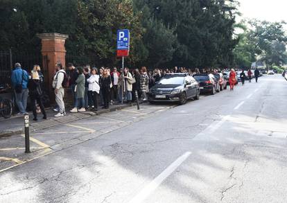 FOTO Veliki redovi ispred Botaničkog vrta u Zagrebu