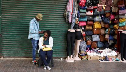Koja izolacija kada je frizura u pitanju! Žene u Južnoj Africi masovno obilaze ulične frizere