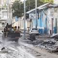 Najmanje 20 ljudi ubijeno u terorističkom napadu na konvoj vozila u središnjoj Somaliji