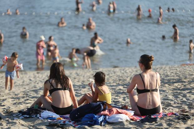 Osijek: Visoka temperatura je  izmamila mnogobrojne građane na osvježenje u Dravi