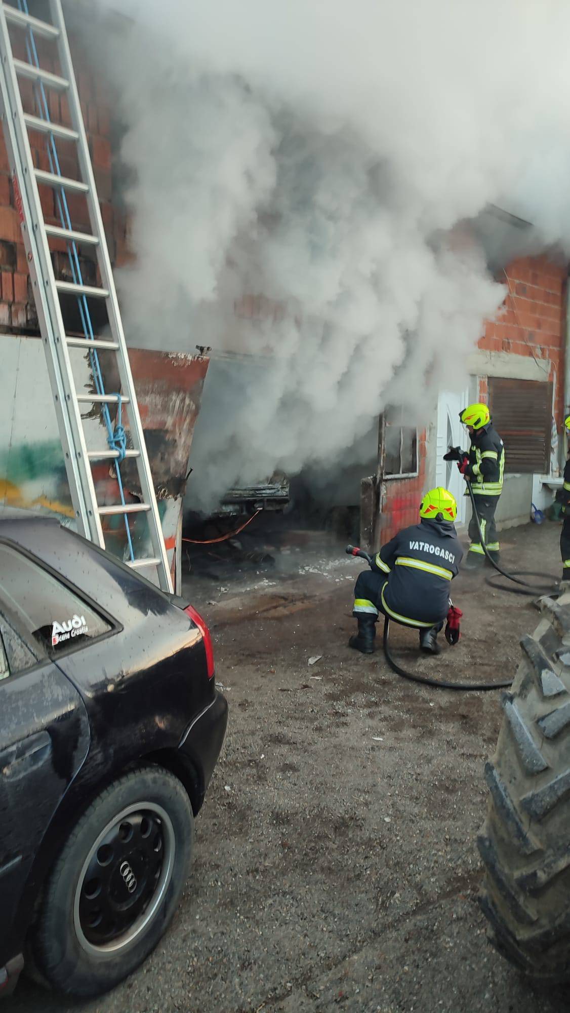 FOTO Vatra gutala garažu kod Požege. Izgorio auto, stroj i razni alat. Šteta je 10.000 eura