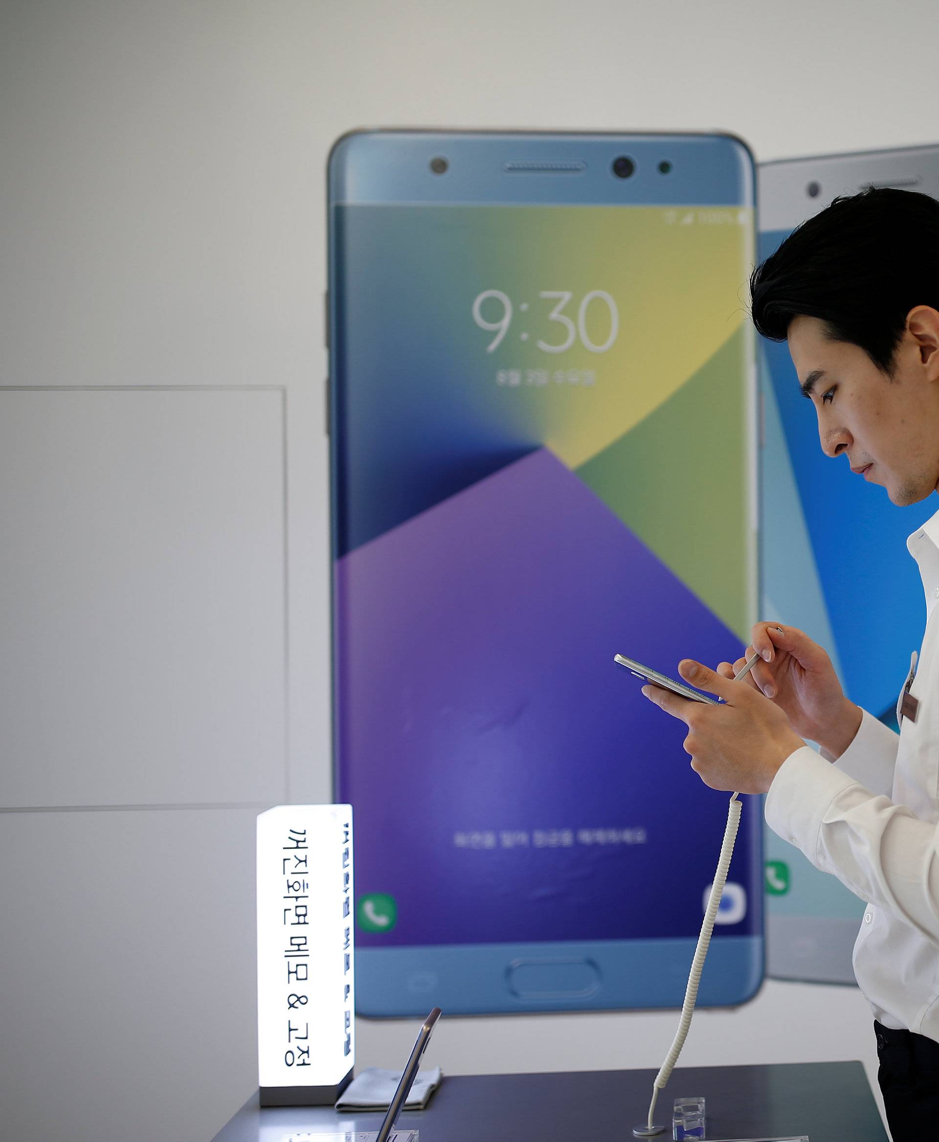 An employee uses a Samsung Electronics' Galaxy Note 7 new smartphone at its store in Seoul