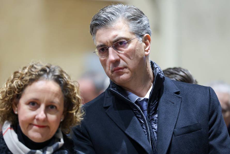 Zagreb: Andrej Plenković i mons. Dražen Kutleša obišli i razgledali obnovljenu unutrašnjost katedrale