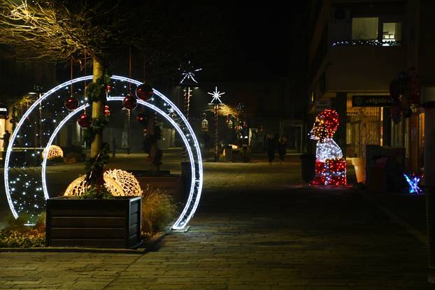 Sisak: Šareni božićni ukrasi uljepšavaju grad u vrijeme Adventa