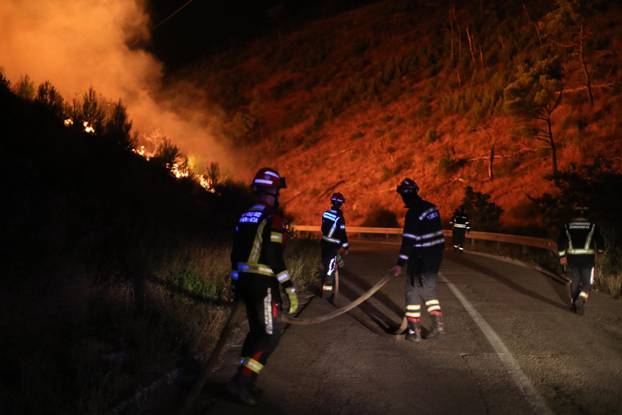 Jak vjetar stvara poteškoće vatrogascima na požarištima kod Žrnovnice, Srinjina i Sitnog Donjeg