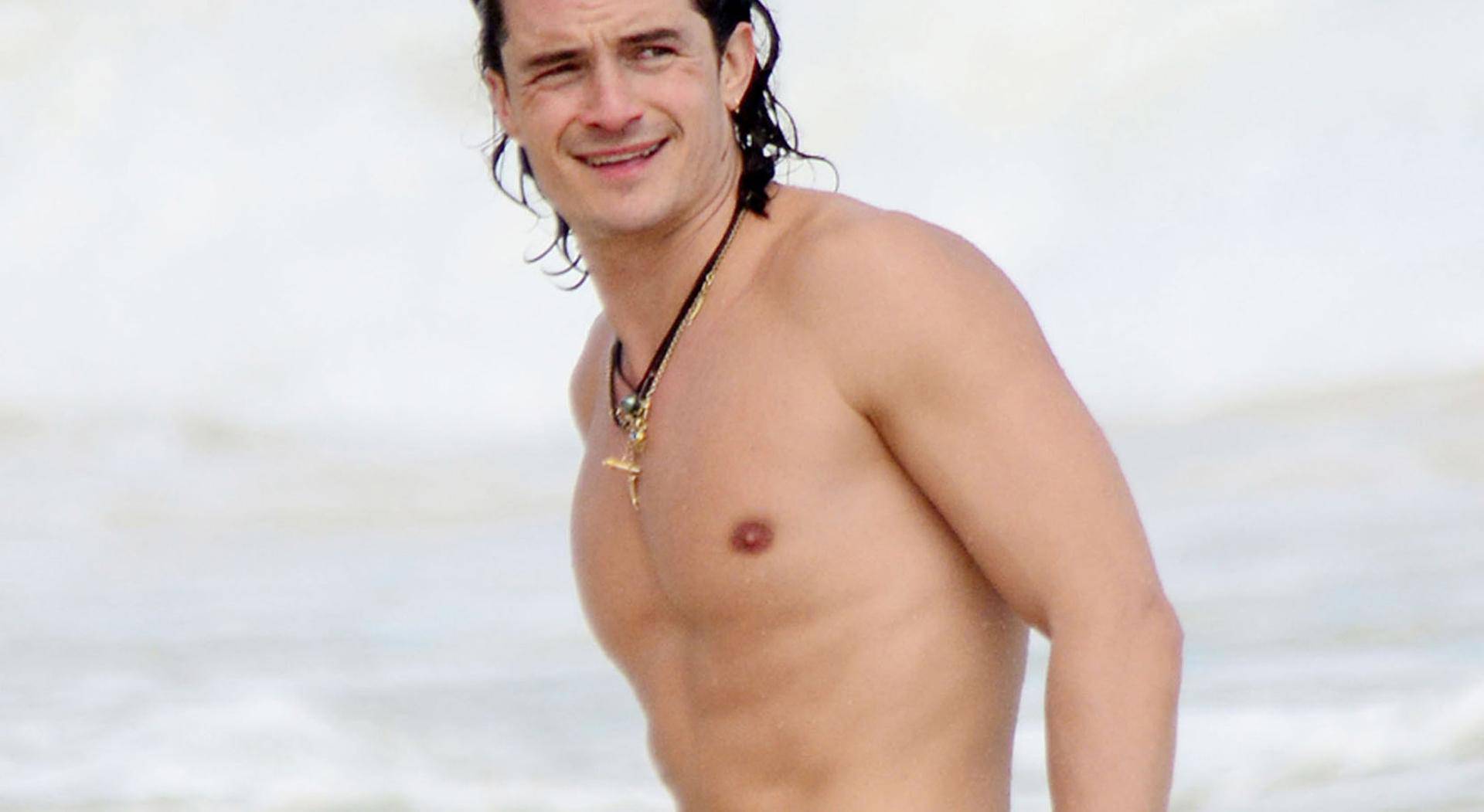 Ladies man Orlando Bloom holidays in Cancun