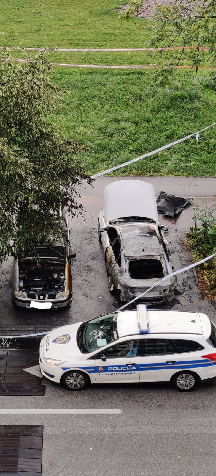 Planuo BMW u Španskom, požar se proširio i na drugi auto