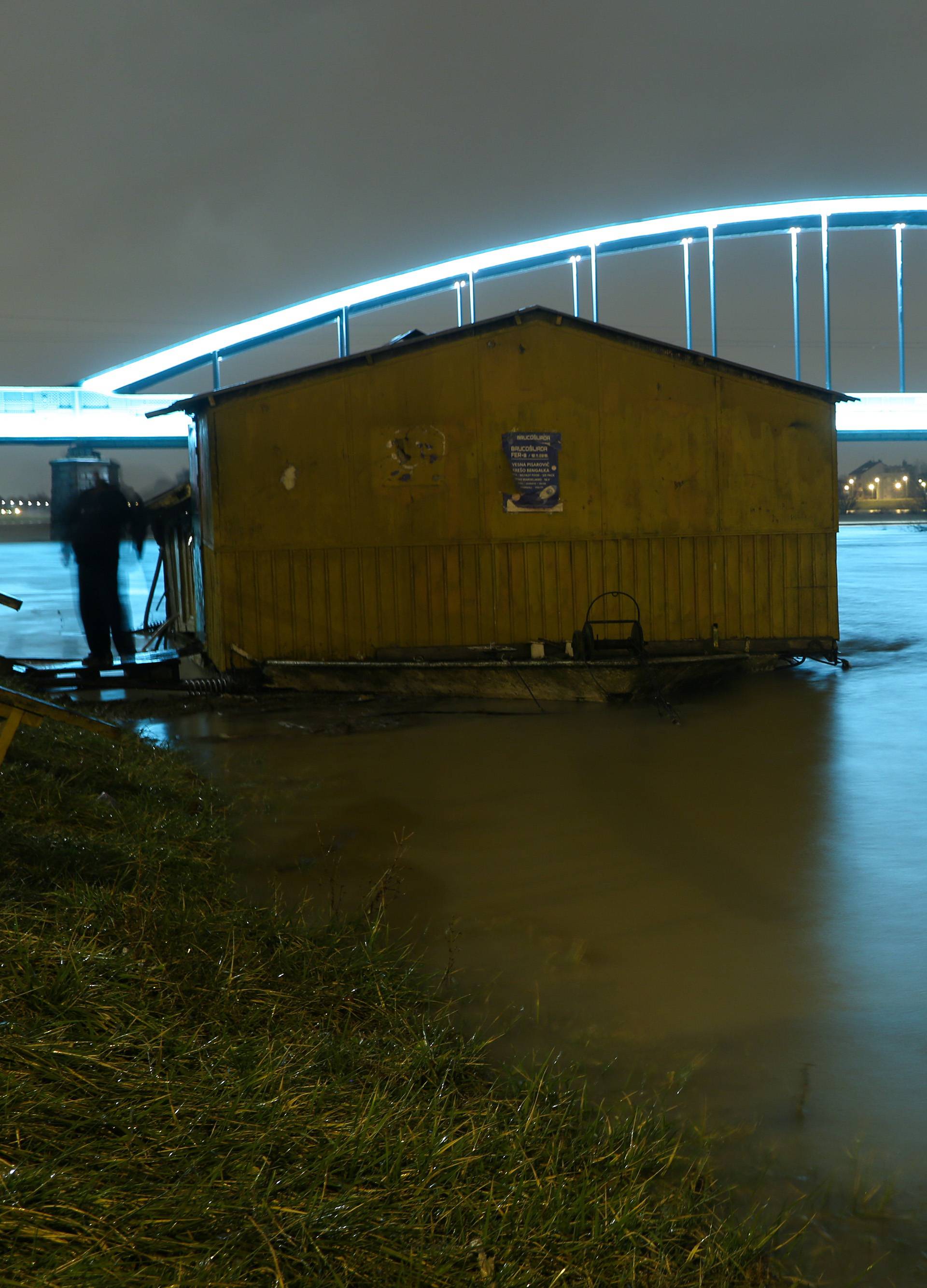 Odroni uz Rašu, Sava poplavila nasip: Poplave i u susjedstvu...