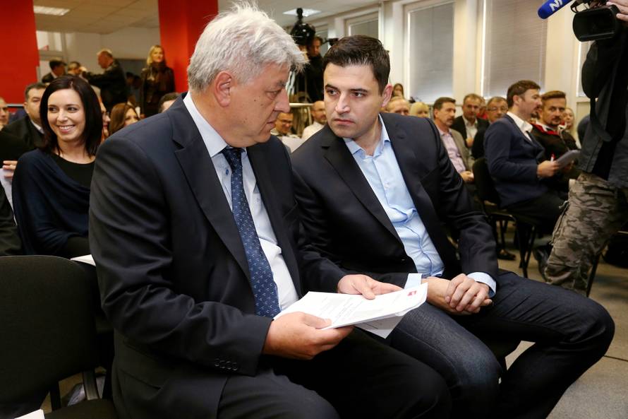 "Dok ljudi napuštaju zemlju, ortačka skupina izvlači novac"