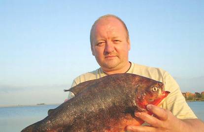 Ruski ribar ulovio gigantsku piranju tešku čak 2,4 kilograma