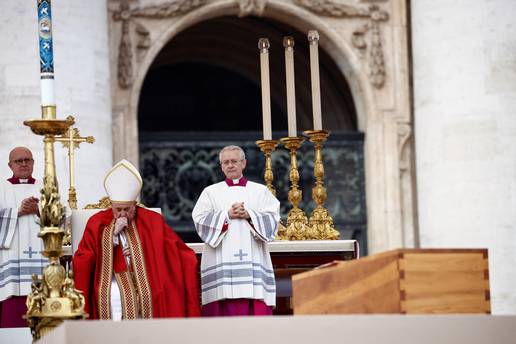 U tijeku je sprovod preminuog pape Benedikta XVI. Okupilo se preko 60 tisuća ljudi na trgu