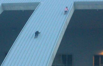 Opasne  igre: Curice se penjale po krovu dvorane na Višnjiku 