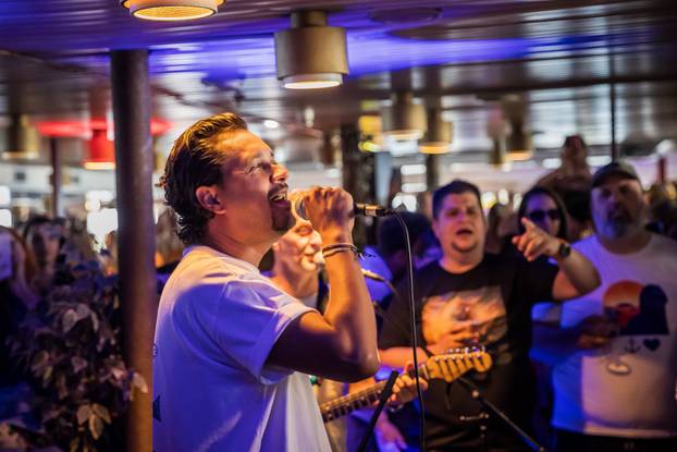 Split: Atmosfera na trajektu koji vozi na koncert Trag u beskraju