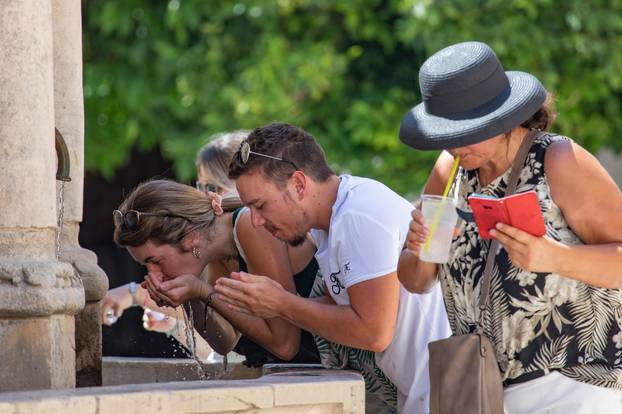 Velike vrućine u Dubrovniku, osvježenje su fontana ili more