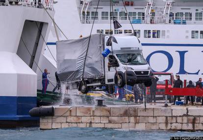 Split: Izvlačenje kamiona koji je sinoć upao u more