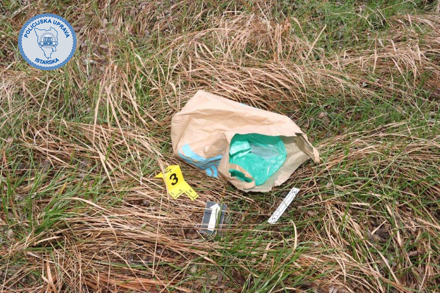 Udario policijski auto u Puli, pa u bijegu bacio vrećicu s drogom