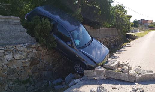 Ups, zaboravila sam ručnu! Na Viru auto probio betonski zid