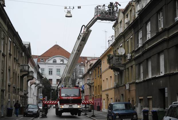 Zagreb: Vatrogasci čiste krov u Kamaufovoj ulici