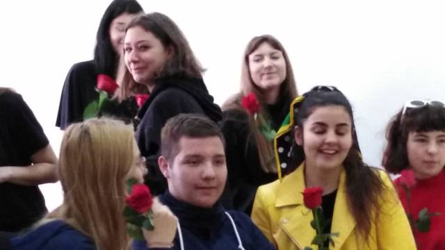 Splitski srednjoškolac poklonio 50 ruža ženama u svojoj školi