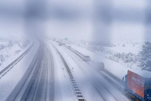 Zimski uvjeti na A1 između čvora Perušić i čvora Gospić