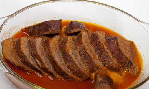 Mekani i so&ccaron;ni: June&cacute;i odresci s finim umakom od raj&ccaron;ice i luka