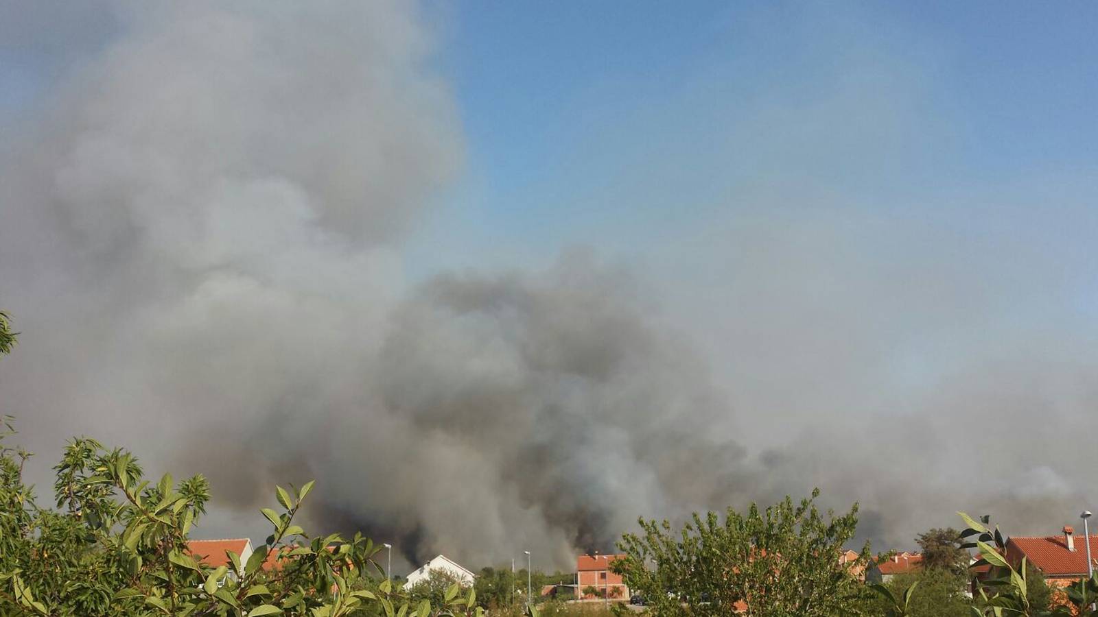 Požar u Kistanjama: Evakuirali 16 ljudi, održan krizni stožer