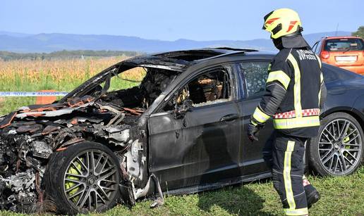 FOTO Ugasili požar kod Požege: Izgorjeli skupocjeni auti, veću tragediju spriječili su vatrogasci