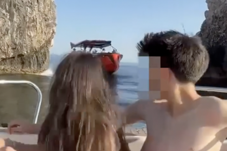 Gliser juri prema turističkom brodu punom djece