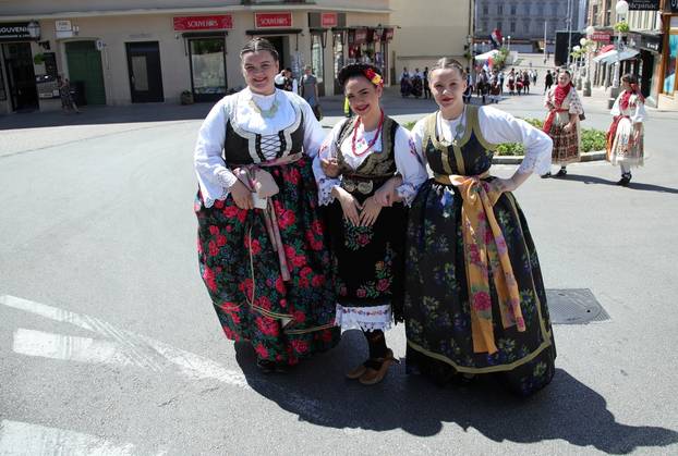 Sudionici Međunarodne smotre folklora zabavljali se na zagrebačkim ulicama
