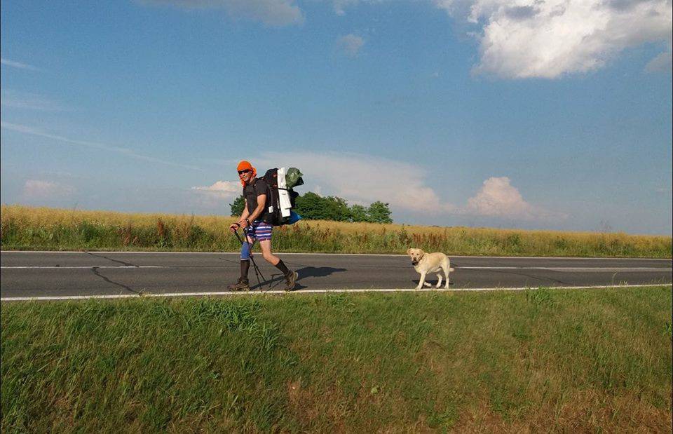 Na svom putu dugom 2000 km spasili su dva izgladnjela psića