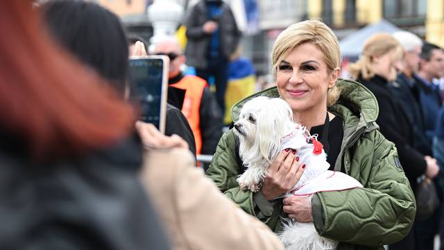 Zagreb: Kolinda Grabar Kitarović fotografirala se s prolaznicima na trgu