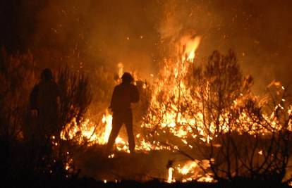 Šibenik: Požari se približili kućama, gasili ih kanaderi