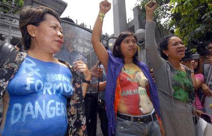 Filipinke pokazale grudi jer zagovaraju dojenje