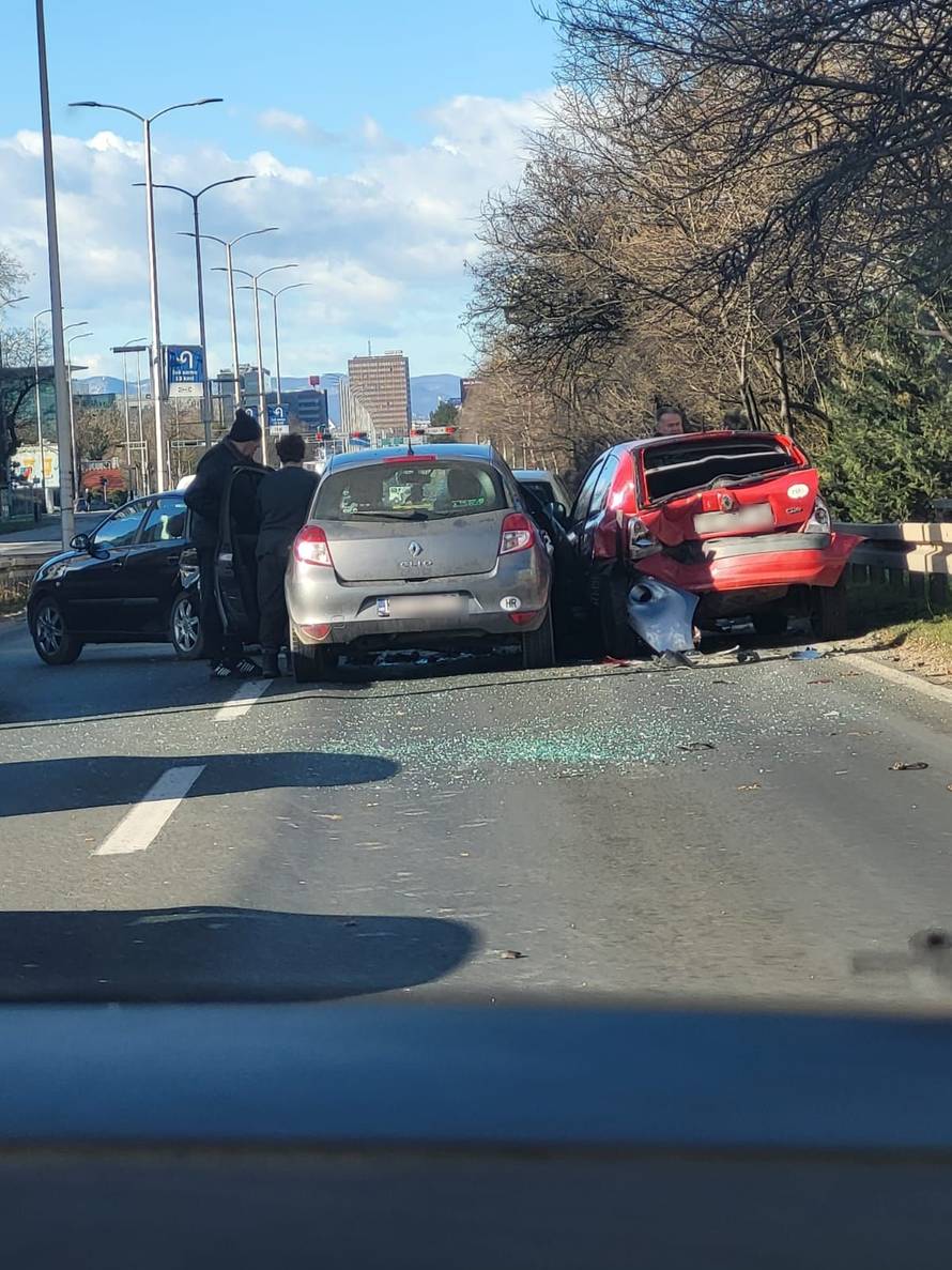 Lančani sudar na Slavonskoj u Zagrebu: Sudarila se četiri auta
