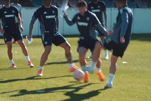 VIDEO Rebić dodao loptu kroz noge Livaji, njegova reakcija je hit: Pogledajte smiješnu scenu