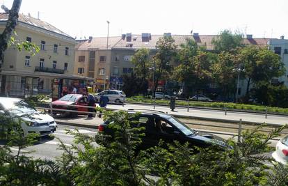 Autom sletio na tramvajsku prugu: Jedna osoba u bolnici