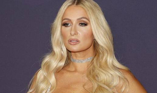 Potpuno gola ispred bora! Paris Hilton se prekrila tek mašnom: 'Sad si mama, zašto ovo radiš?'